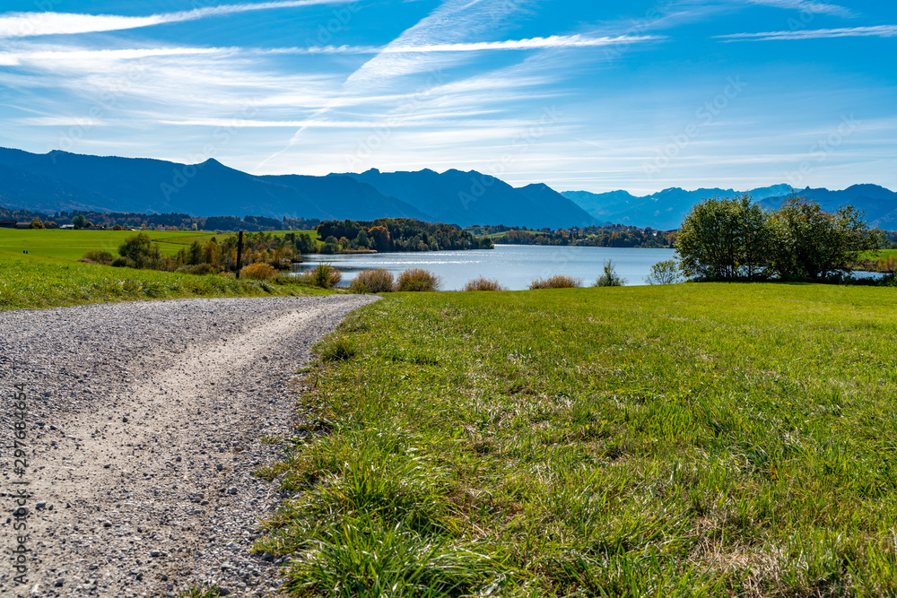 Kiesweg am Riegsee in Oberbayern Kiesweg am Riegsee in Oberbayern