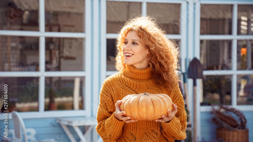 Φωτογραφία Woman holding ripe orange pumpkin in hands
