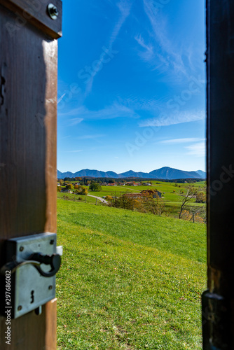 Blick durch eine Tür auf das bayerische Alpenvorland
