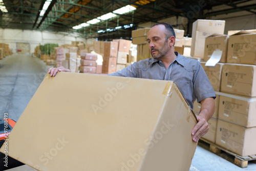 Cuadro en lienzo porter carrying boxes in a warehouse