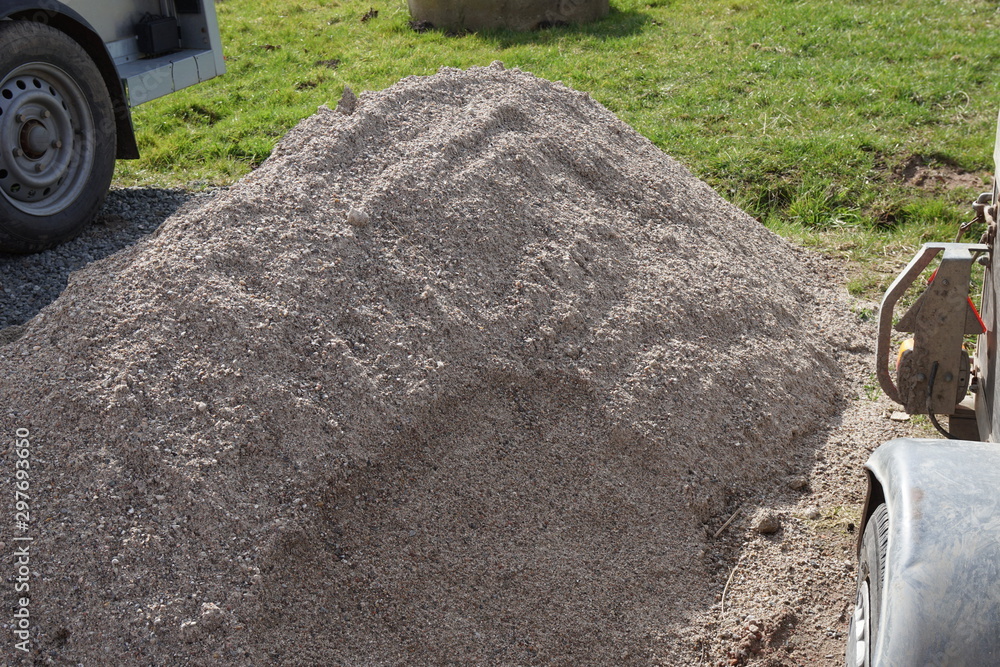 Sandhaufen auf einer Baustelle