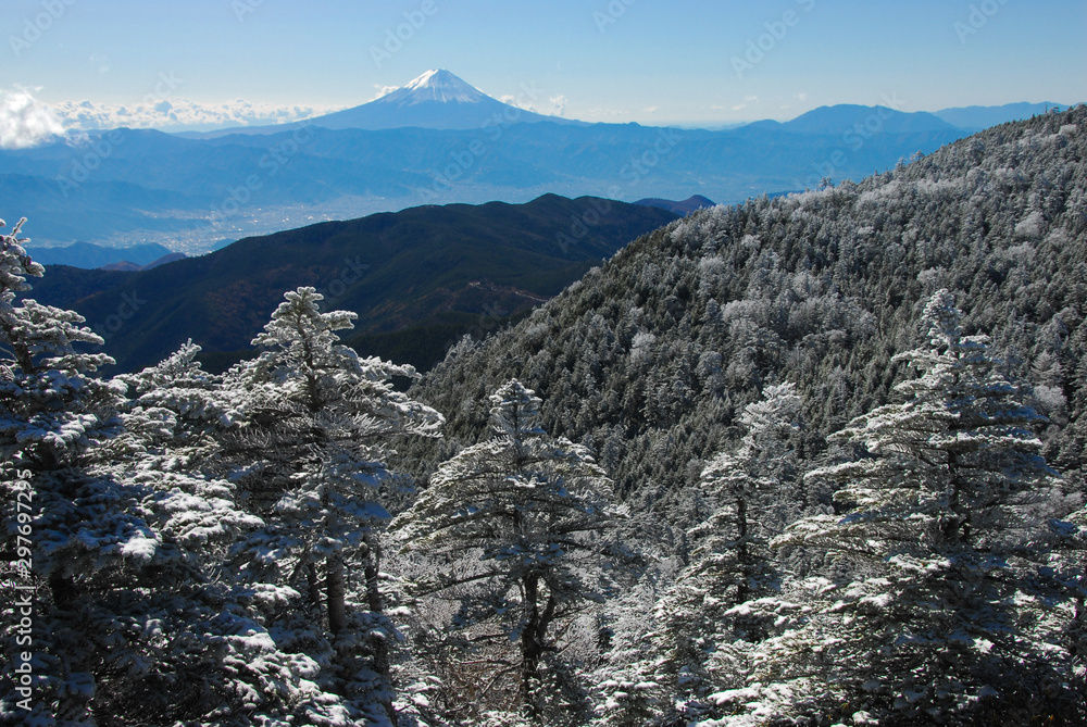 国師ケ岳山頂から望む富士山と雪景色