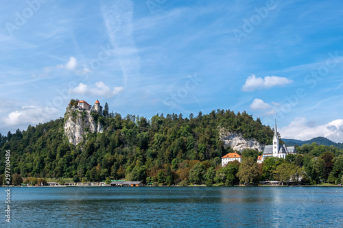 Bleder See mit Burg und Kirche von Bled photo