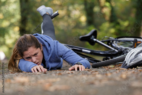 Billede på lærred female biker fell off her bike