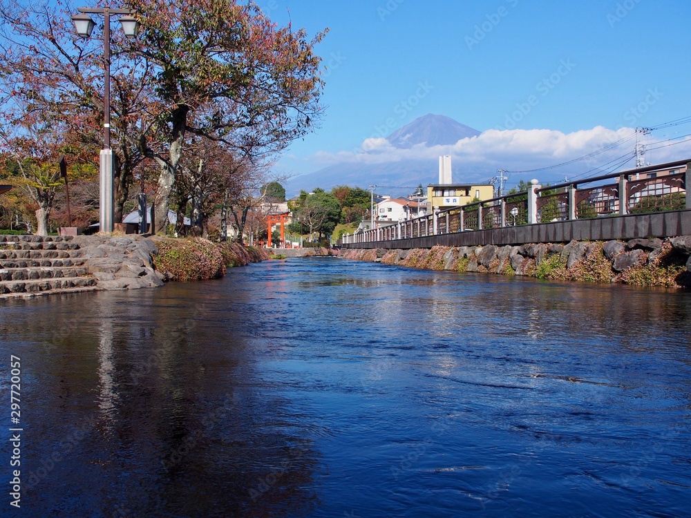 Fototapeta premium 川の流れと富士山