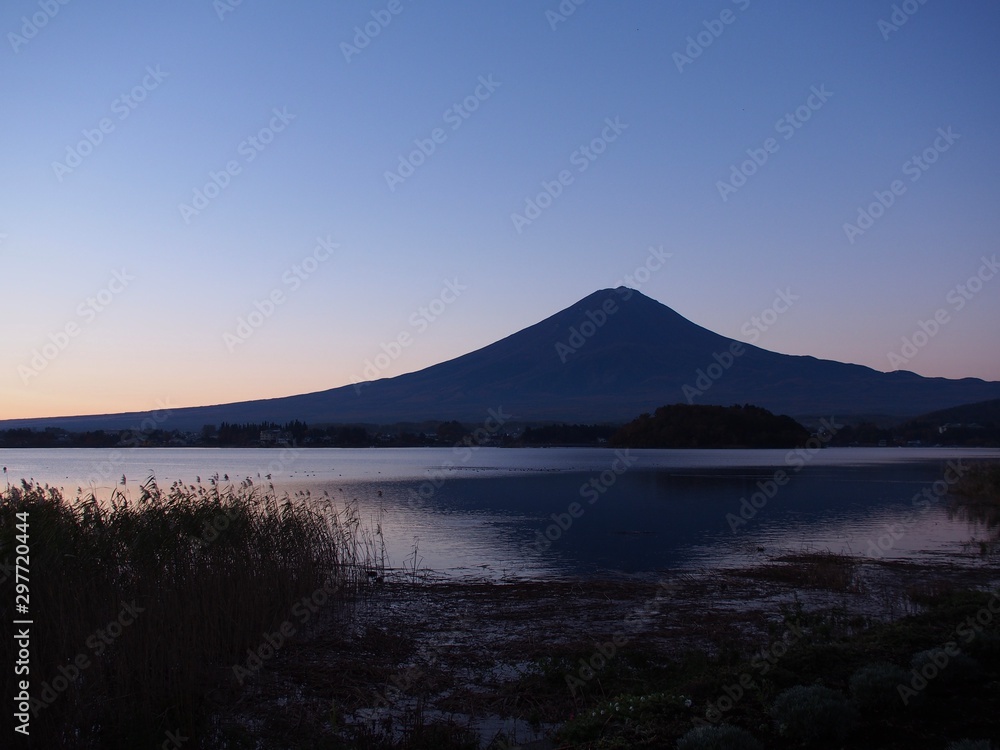日の出前の河口湖と富士山