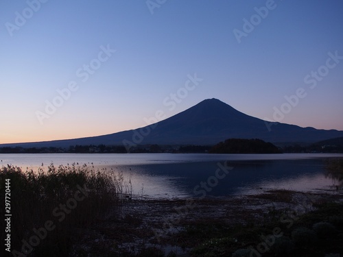 日の出前の河口湖と富士山