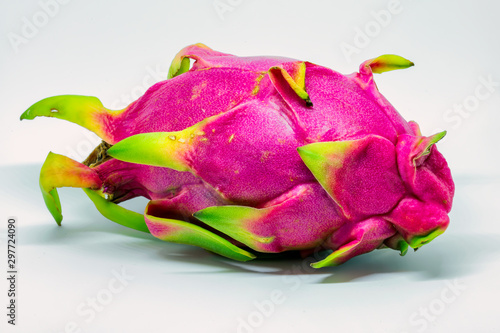 Obraz na płótnie A ripe dragon fruit isolated on a white background w salonie