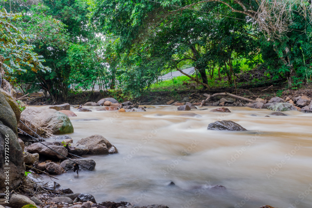 Rio en la mitad de la selva tropical Rio en la mitad de la selva tropical