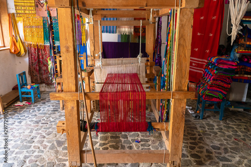 Telar de pie ubicado en un taller del pueblo Maya Santa Catarina Palopó Guatemala.