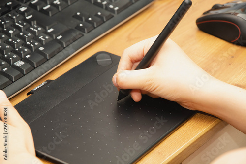 イラストレーターの手元