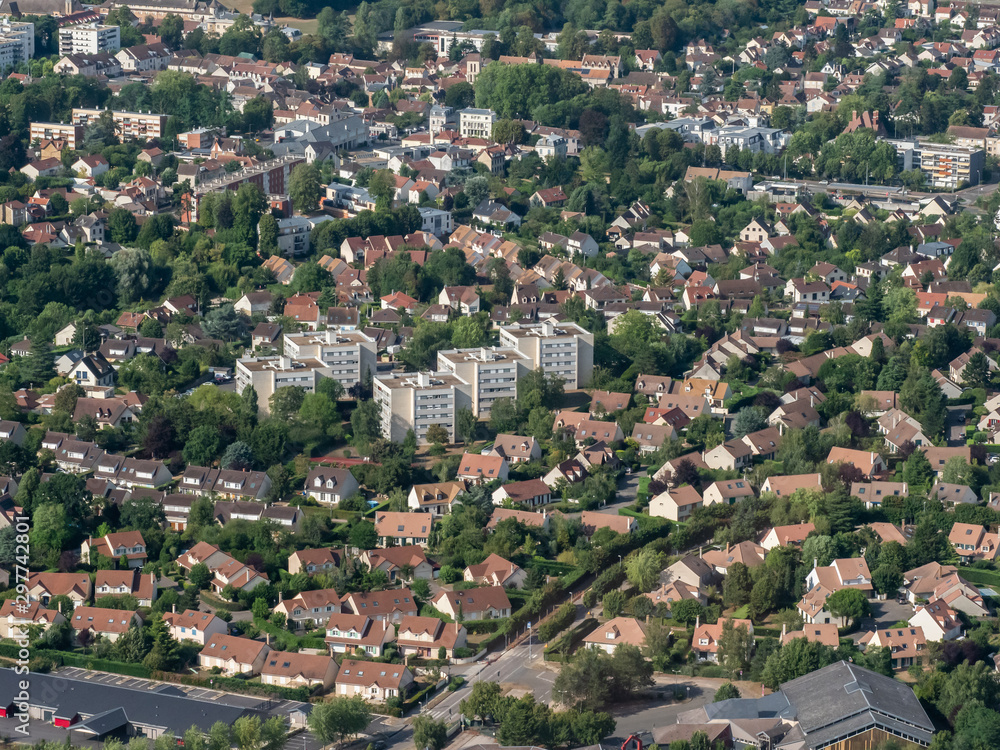 vue aérienne de la ville de Verneuil-sur-Seine dans les Yvelines en France