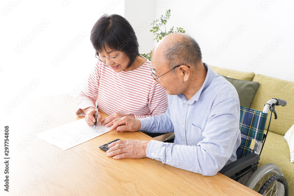契約をする高齢の夫婦 契約をする高齢の夫婦