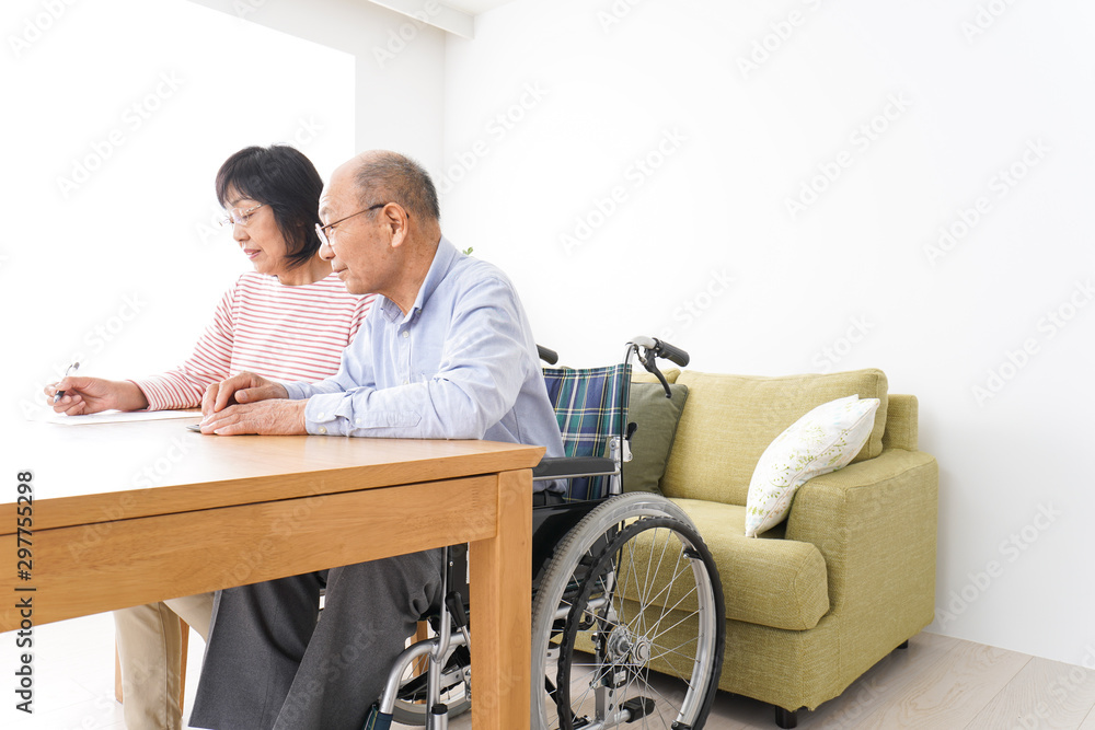 契約をする高齢の夫婦 契約をする高齢の夫婦