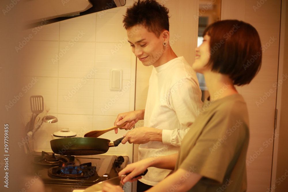 料理するカップル 料理するカップル
