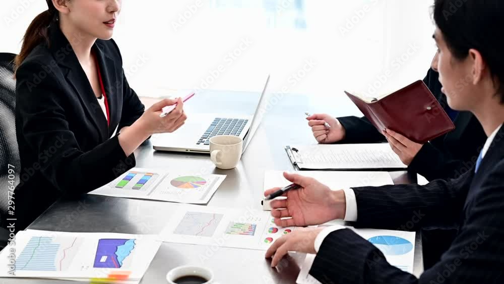 会議をする人々の手元