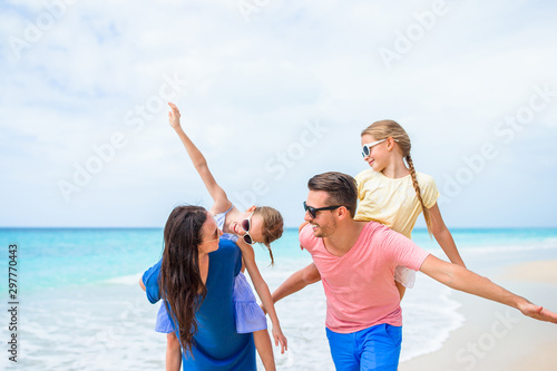 Obraz na płótnie Happy family on the beach during summer vacation w salonie