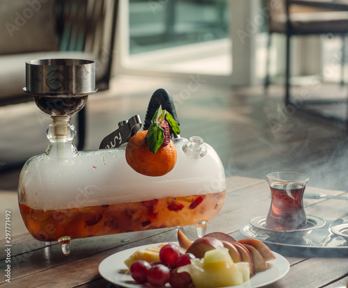 Foto mini glass hookah shisha with strawberry and orange flavour at tea setup