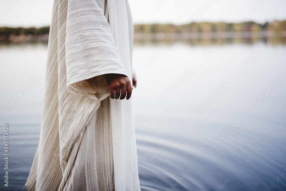 Fototapeta Scena biblijna - Jezusa Chrystusa chodzącego po wodzie z rozmytym tłem