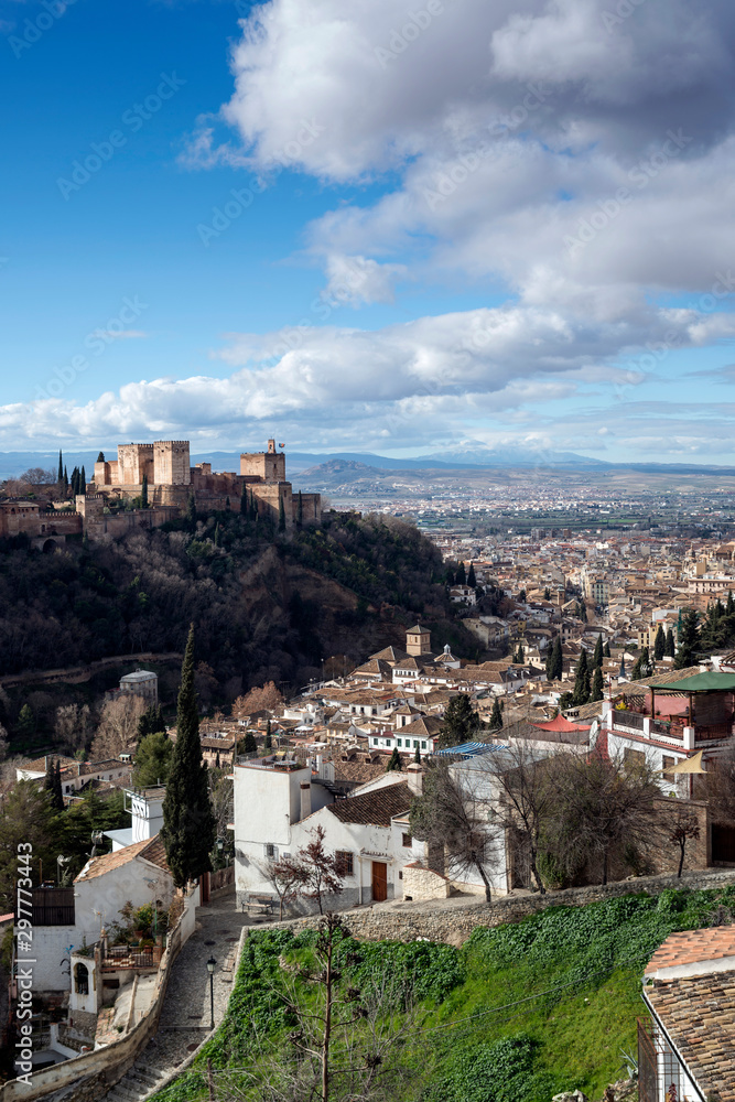 Vista panorámica de La Alhambra y el barrio de San Pedro en Granada, Andalusia, España