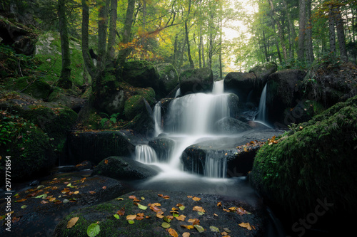 merveilleuse cascade d'Auvergne en automne photo