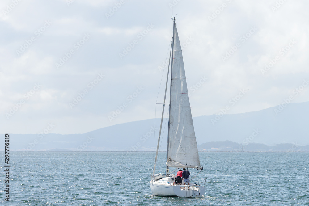 Naklejka premium wave sailing yacht close up