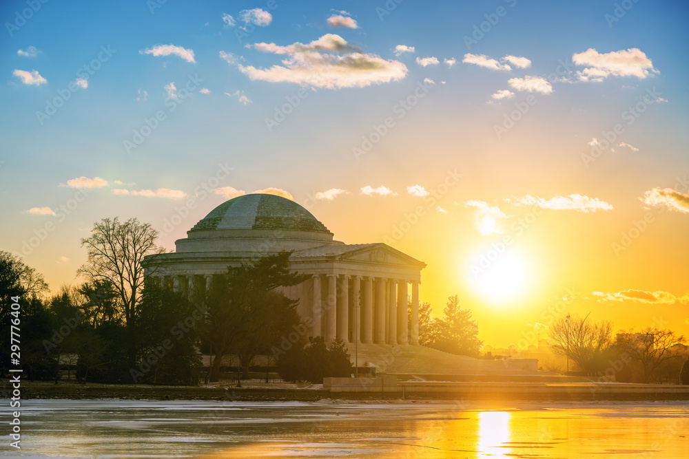 Obraz premium Winter in Washington DC: Jefferson Memoriall at sunset