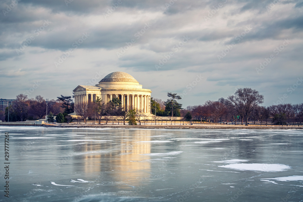 Obraz premium Winter in Washington DC: Jefferson Memoriall at frosty day
