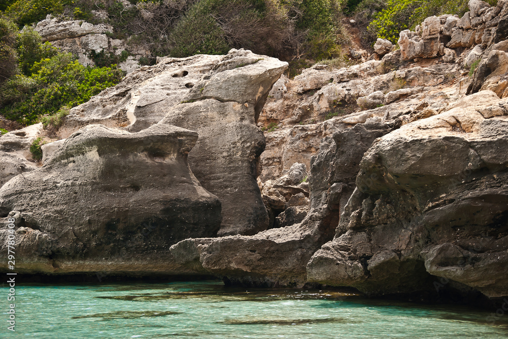 Las poderosas formas de la roca en Binidali, Menorca