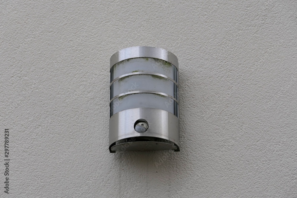 uitsterven Schiereiland rekruut Silberne Lampe Wandlampe an einer Häuserwand, Bewegungsmelder,  Außenaufnahme Stock Photo | Adobe Stock