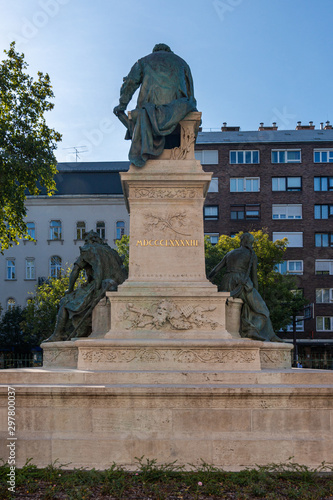 Obraz na płótnie Budapest, Hungary - October 01, 2019: The Hungarian National Museum is set in a garden adorned with the most impressive monument is that of writer János Arany, who is best known for his Toldi trilogy
