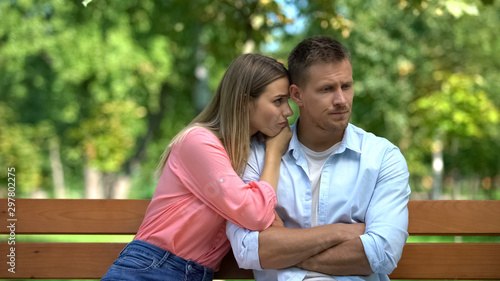 Fotografia Girlfriend apologizing boyfriend sitting outdoor, relations misunderstanding