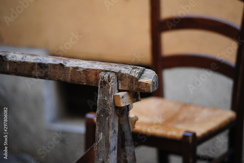 Sedia impagliata con cavalletto di legno in primo piano