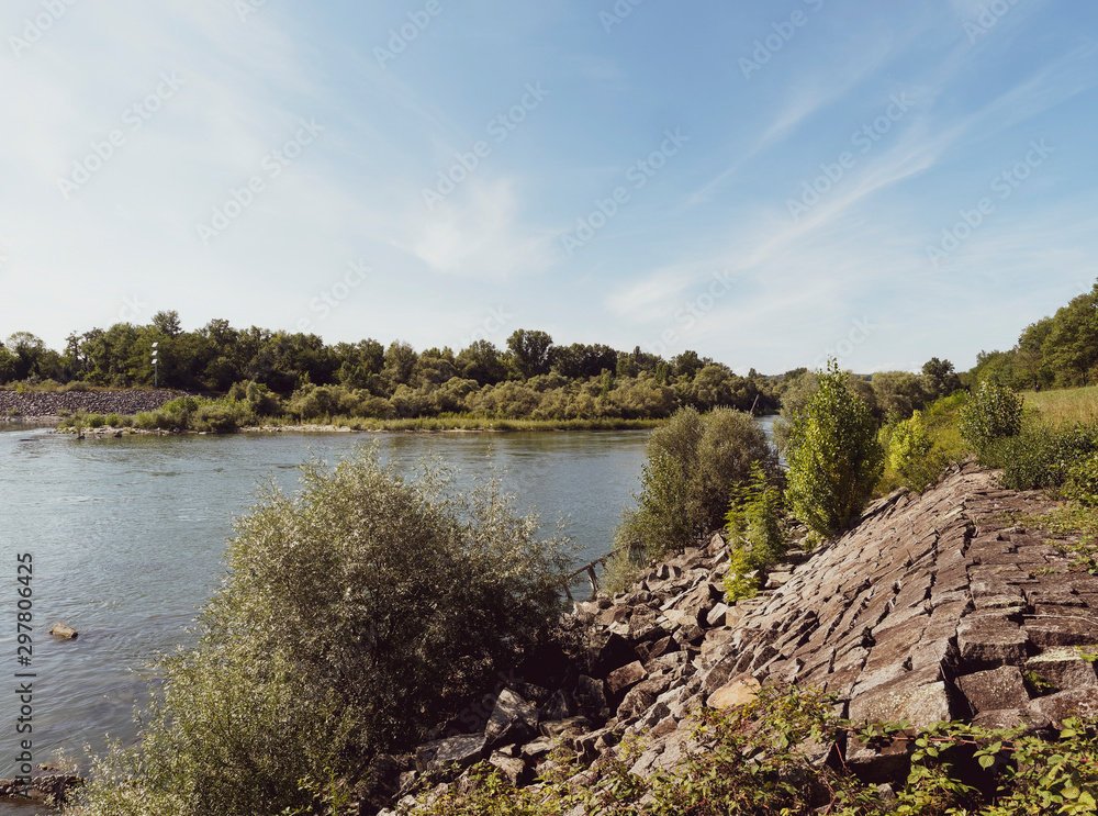Le Rhin à Weil am Rhein. Au dessus du Vieux-Rhin, face à l'Ile du Rhin, réserve naturelle, la petite Camargue entre la France et l'Allemagne Le Rhin à Weil am Rhein. Au dessus du Vieux-Rhin, face à l'Ile du Rhin, réserve naturelle, la petite Camargue entre la France et l'Allemagne