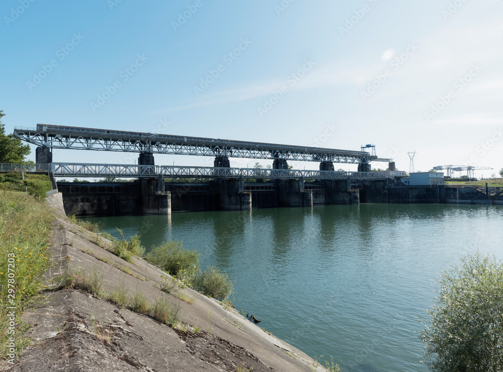 Le Rhin à Weil am Rhein. Barrage de Märkt en Allemagne associé à la centrale hydoélectrique de Kembs avec passage au dessus du vieux-Rhin vers Village-Neuf à la Petite Camargue