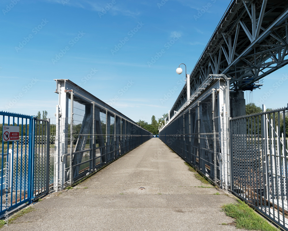 Le Rhin à Weil am Rhein. Passerelle du barrage de Märkt en Allemagne régulant le Vieux-Rhin et passage vers centrale hydoélectrique de Kembs