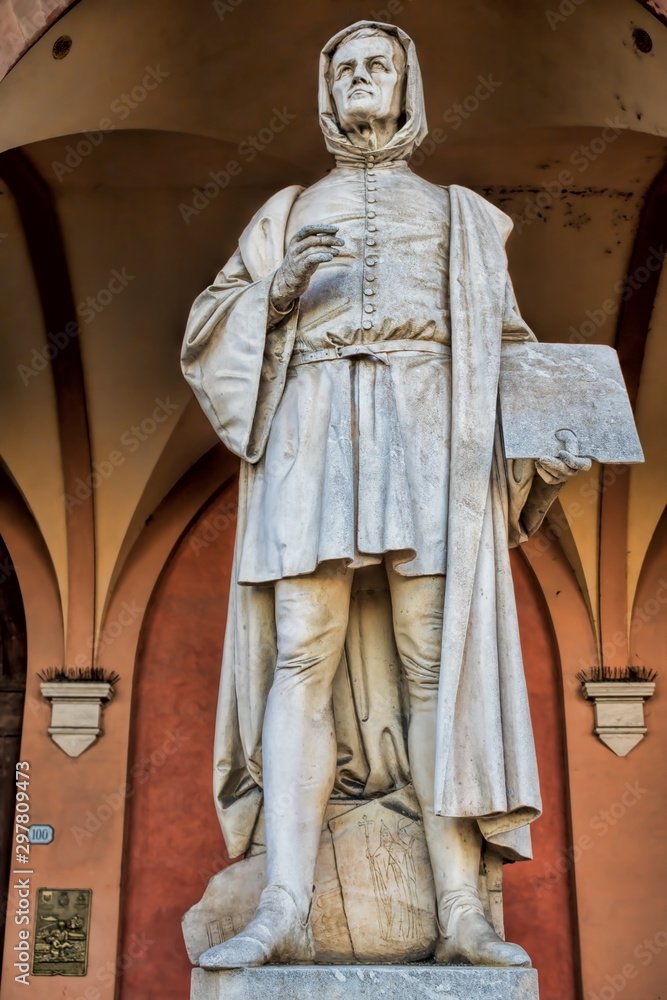 Fototapeta premium alte statue des giotto vor der loggia amulea in padua, italien