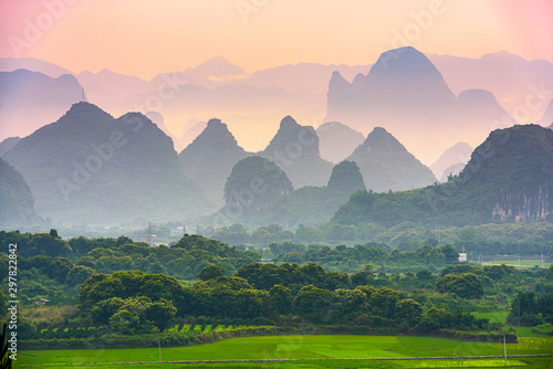 Guilin, China karst mountain landscape. Fototapet