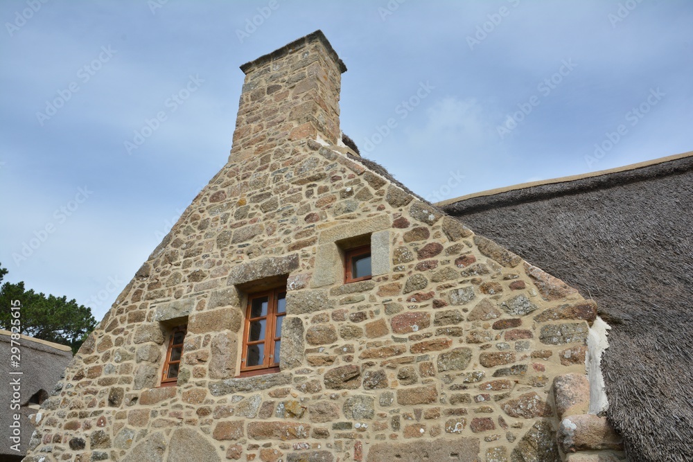 Pignon de pierres en granit de Bretagne. France