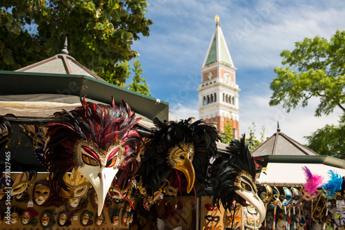 Venedig Maskenmarkt mit Campanile di San Marco