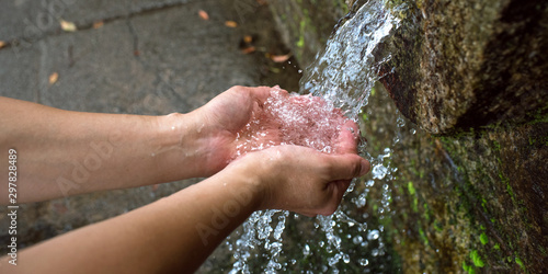 Fotografi Natural spring water flowing into cupped hands　湧き水を受ける手（豊島・唐櫃の清水）