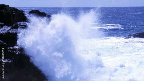 Foto 荒れ狂う八丈島の海　砕ける白い波頭