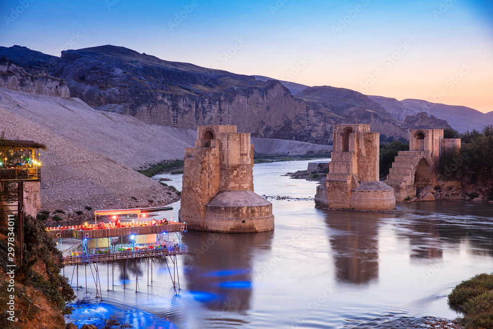 Obraz premium Panoramic view of the Old Tigris Bridge, Castle and minaret in the city of Hasankeyf, Turkey. Batman, Mardin Province