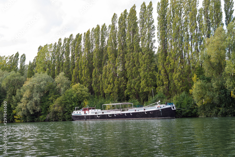 Fototapeta premium River Oise boat water trees near Auvers-sur-Oise, France