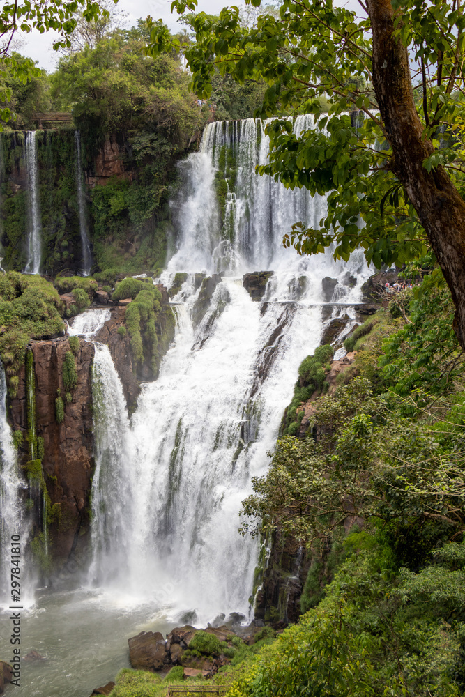 Cachoeira no meio da floresta Cachoeira no meio da floresta