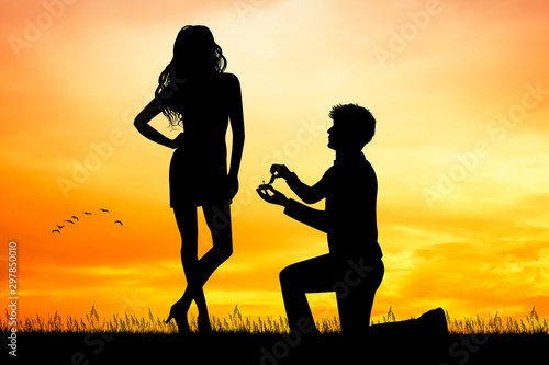 Fotografia man propose to woman at sunset