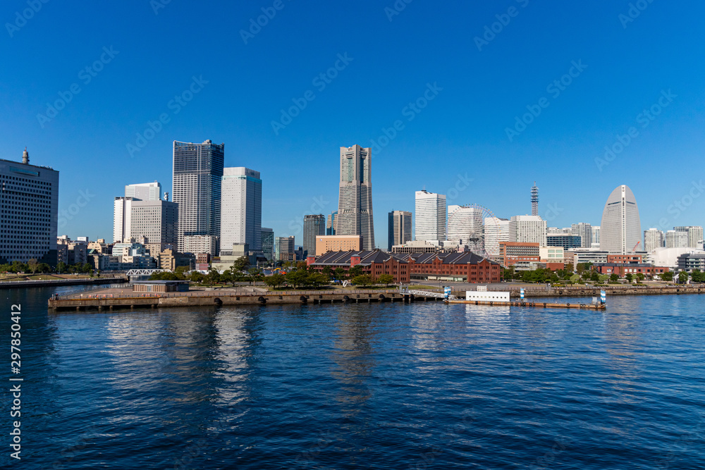 Naklejka premium 横浜みなとみらいエリアのビル群（撮影場所：横浜港大さん橋）
