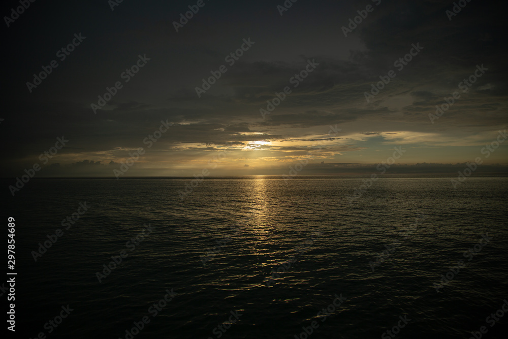 Naklejka premium Claroscuro sunset