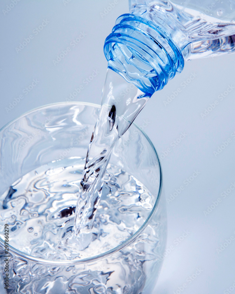 9.300+ Botella Agua Cristal Fotografías de stock, fotos e imágenes libres  de derechos - iStock