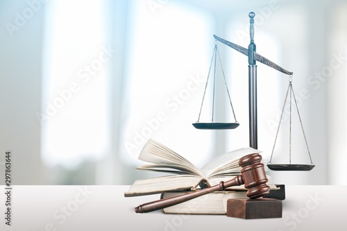 Foto Justice Scales and books and wooden gavel on table